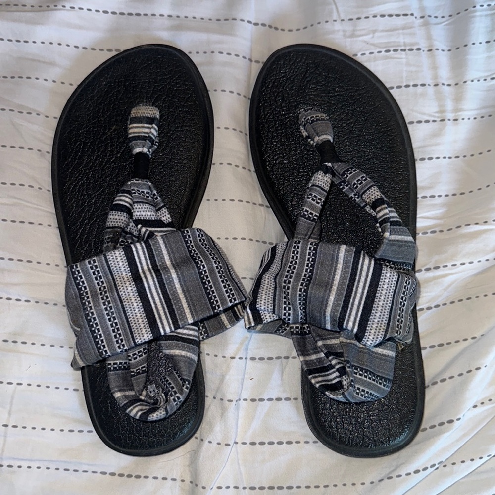 Sanuk gray/black/white design yoga sandals size 9!